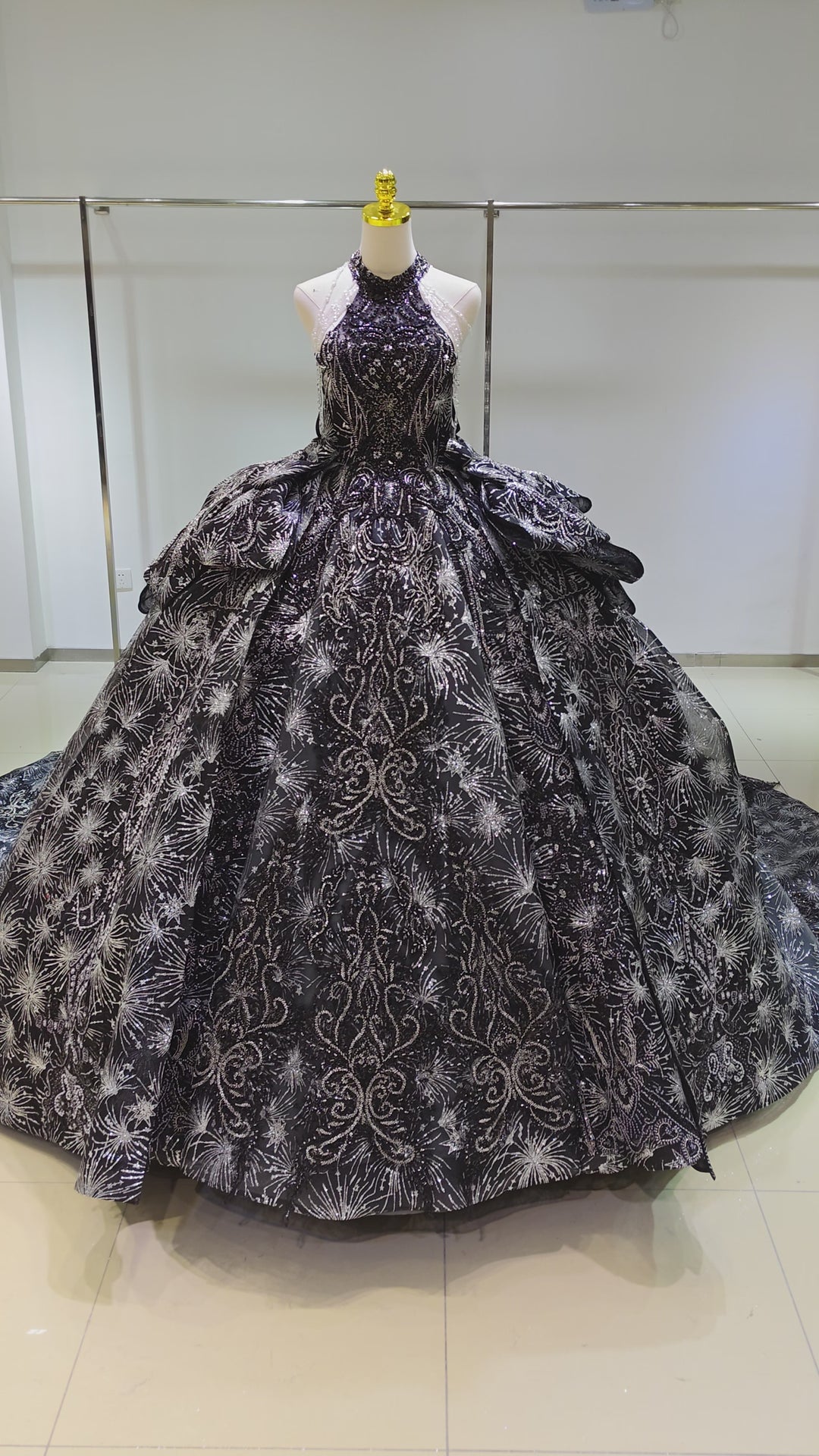 Dramatisches schwarzes Neckholder-Ballkleid mit Paillettenstickerei im Feuerwerks-Design und Perlenquasten Ye-2035