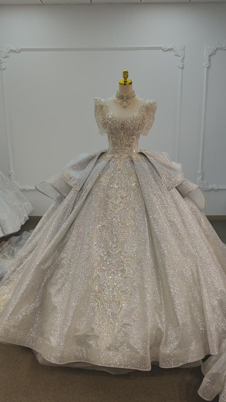 Silbernes Glitzer-Ballkleid mit kurzen Ärmeln, schimmerndem, perlenbesetztem Oberteil und skulpturalem Stufenrock