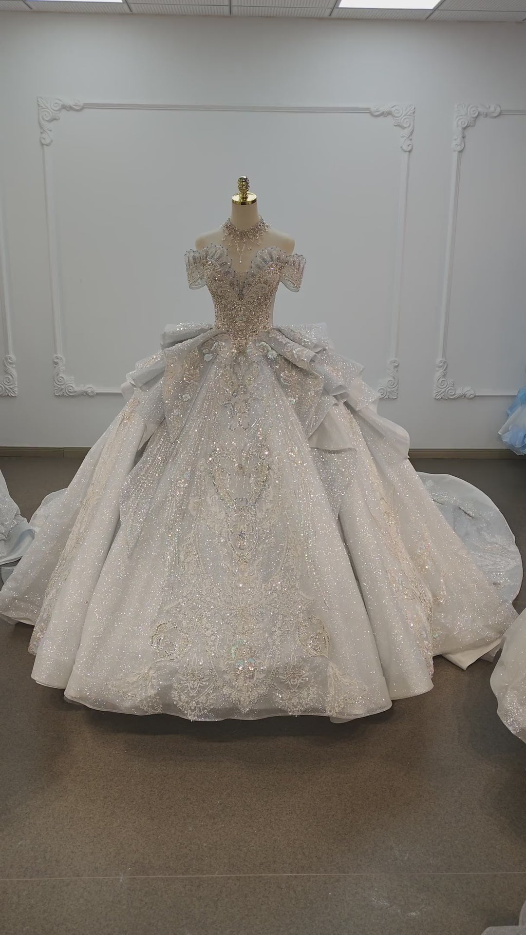 Splendido abito da sposa argentato con paillettes, scollatura a spalle scoperte, ricamo di cristalli e strascico con fiocco gigante Ye-2020