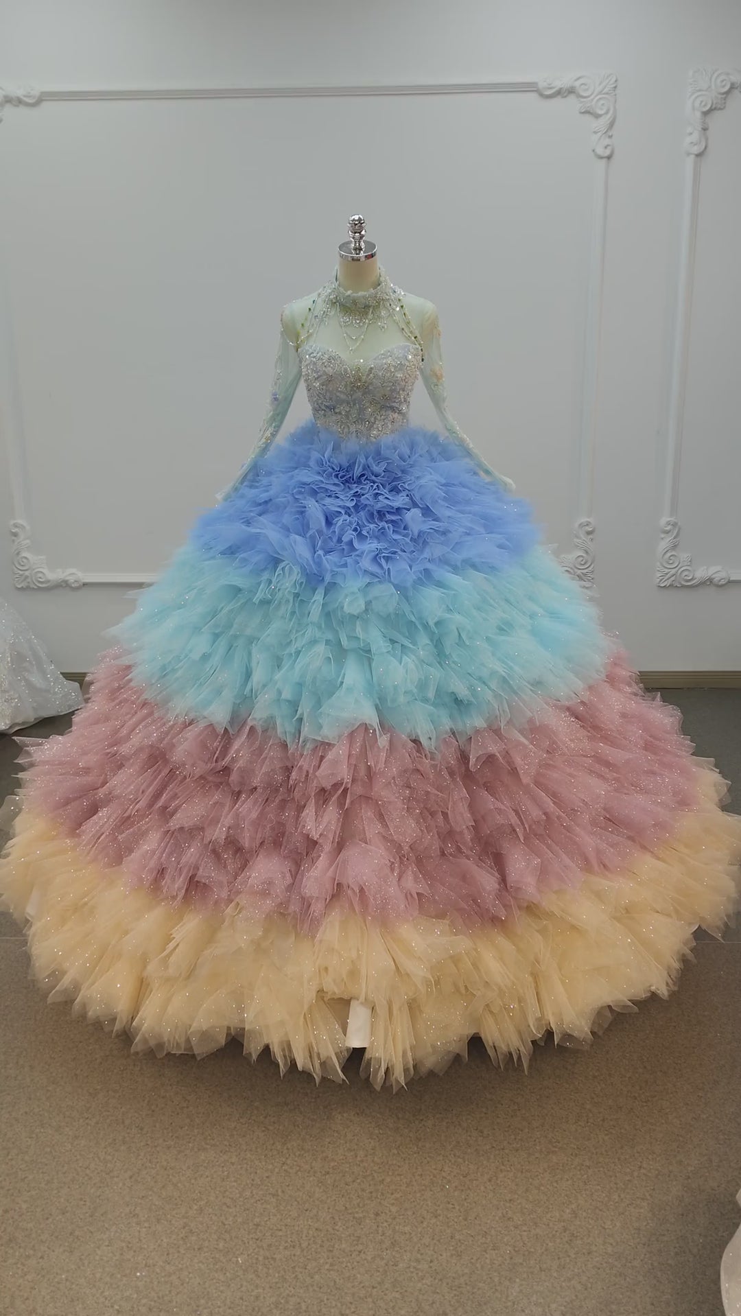 Vestido de novia con cuello alto, mangas largas bordadas, cuentas y volantes en degradado vibrante, para otoño/invierno 2017