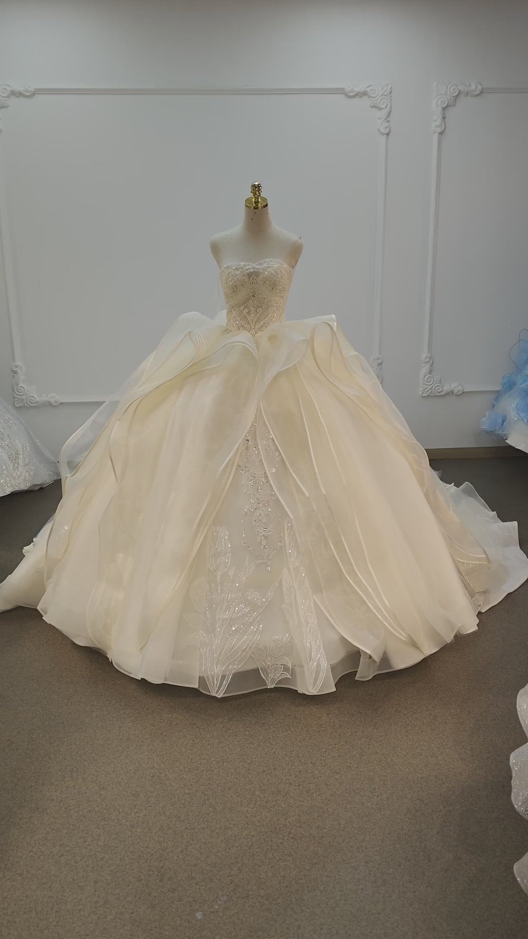 Robe de mariée romantique bustier en forme de boule avec broderie florale en cristal et volants en tulle Ye-2023