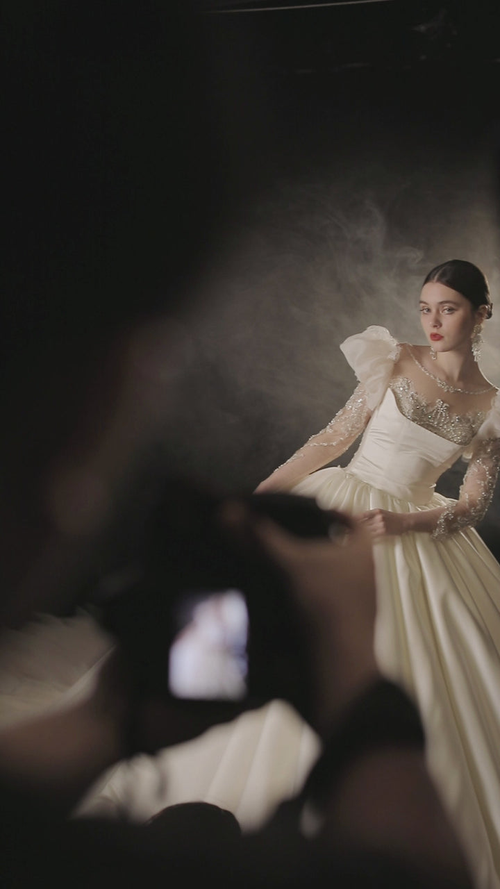 Robe de bal royale à encolure illusion, manches bouffantes en tulle, dentelle perlée, robe de mariée avec traîne à grand nœud E-304