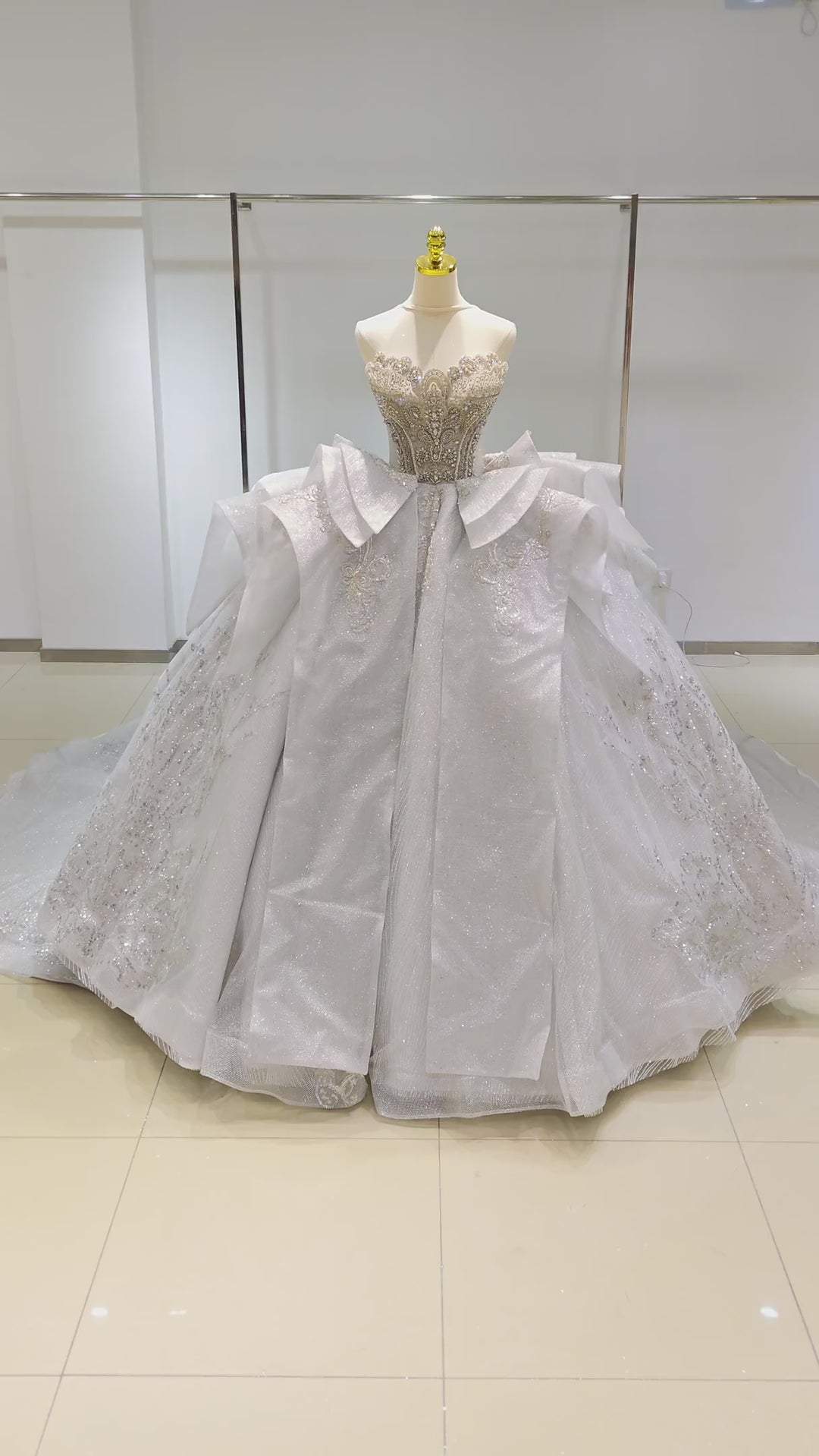 Silver Haze trägerloses Ballkleid: Vergoldetes, perlenbesetztes Oberteil und Rüschenschleppe