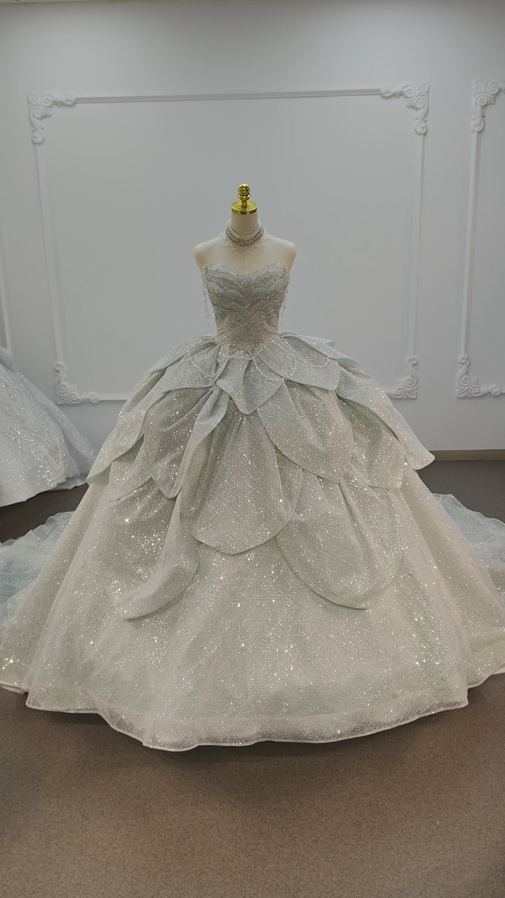 Ballkleid aus Frostkristallblüten