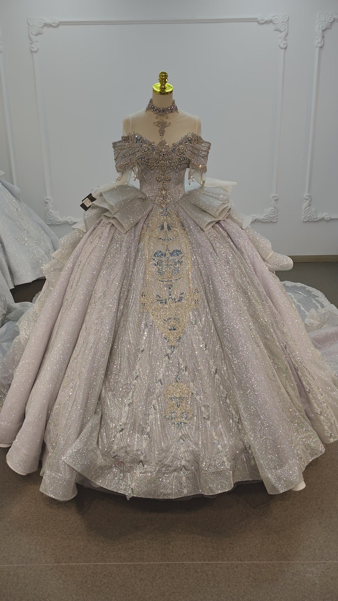 Vestido de novia estilo gala en gris plateado con hombros descubiertos, cuello de cristal, bordado de cuentas y cola de tul Ye-2032