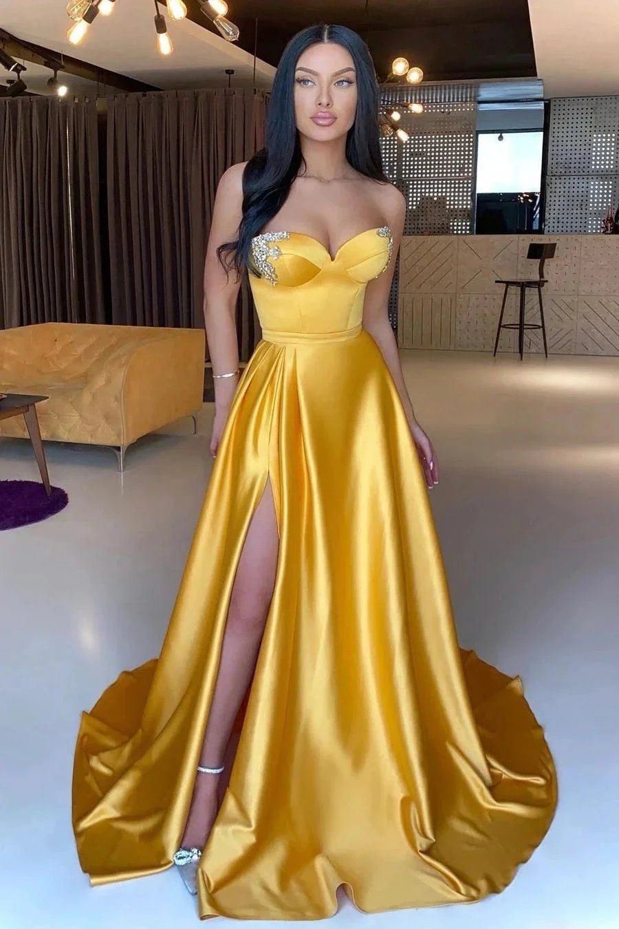 Vestido de baile amarelo coração em linha A com lantejoulas e sem mangas, com racha