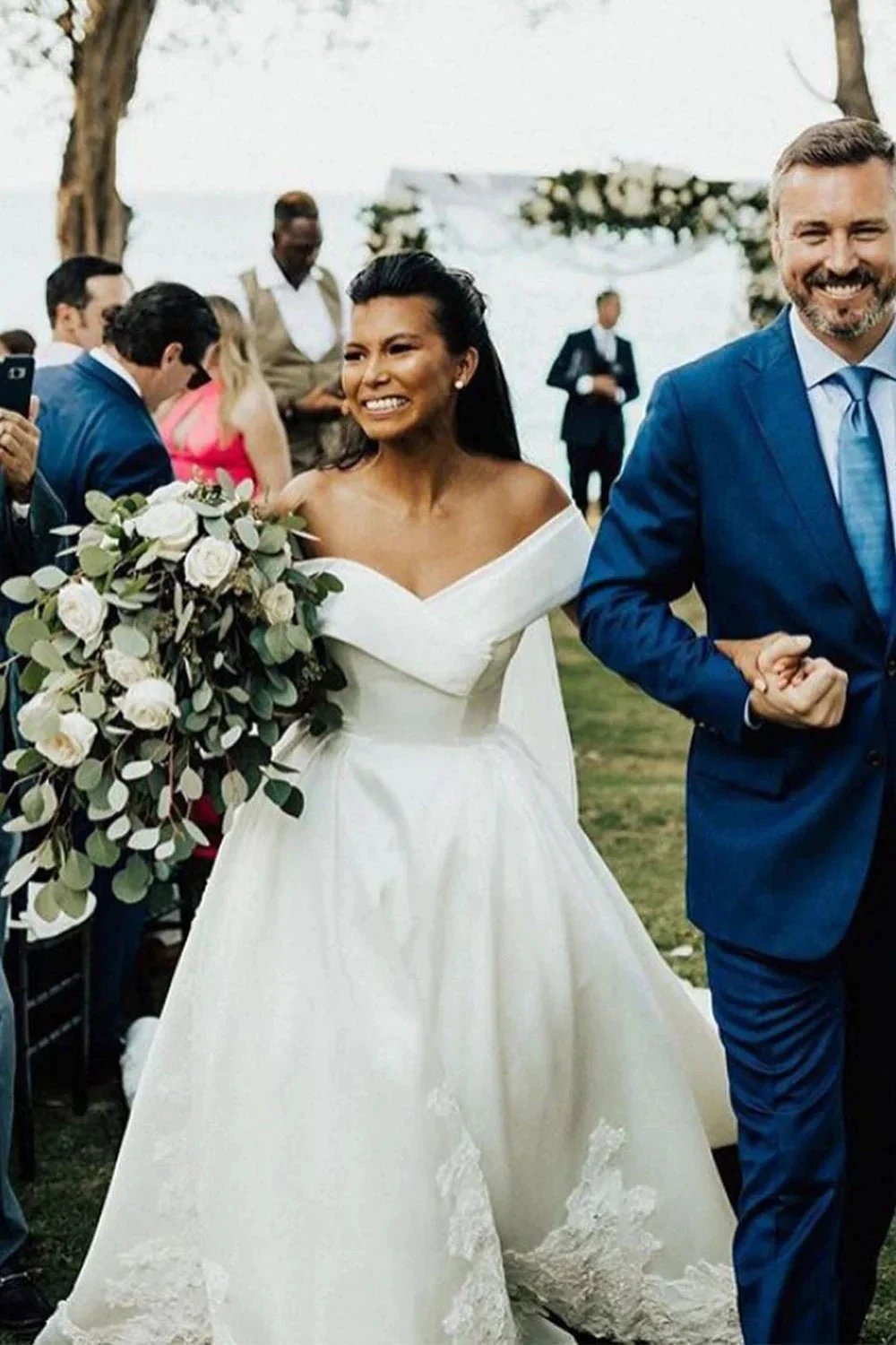 Robe de mariée blanche longue en satin, bustier décolleté épaules dénudées